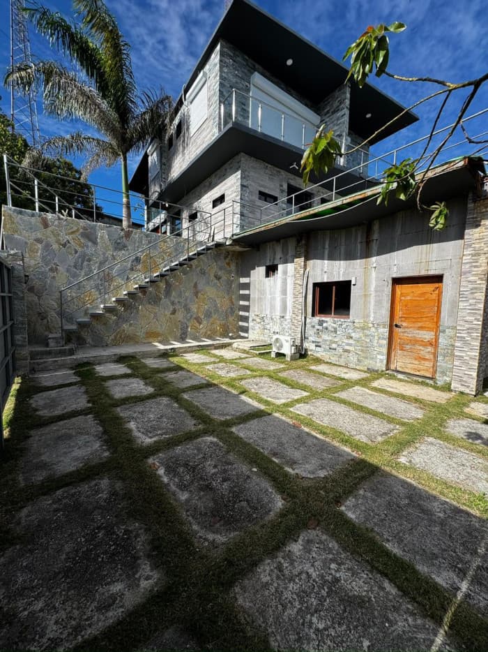 Venta de Espectacular Villa, La Colonia San Cristobal - foto 1
