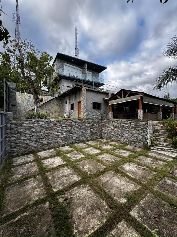 Venta de Espectacular Villa, La Colonia San Cristobal - foto 2