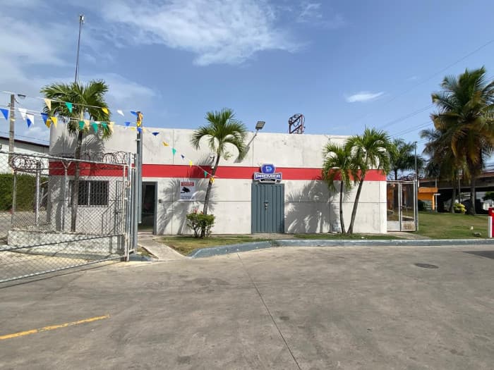 Local comercial en alquiler en la Autopista Duarte. - foto 2