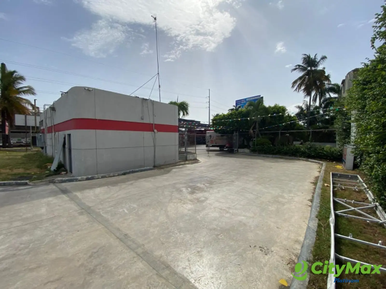 Local comercial en alquiler en la Autopista Duarte. - foto 7