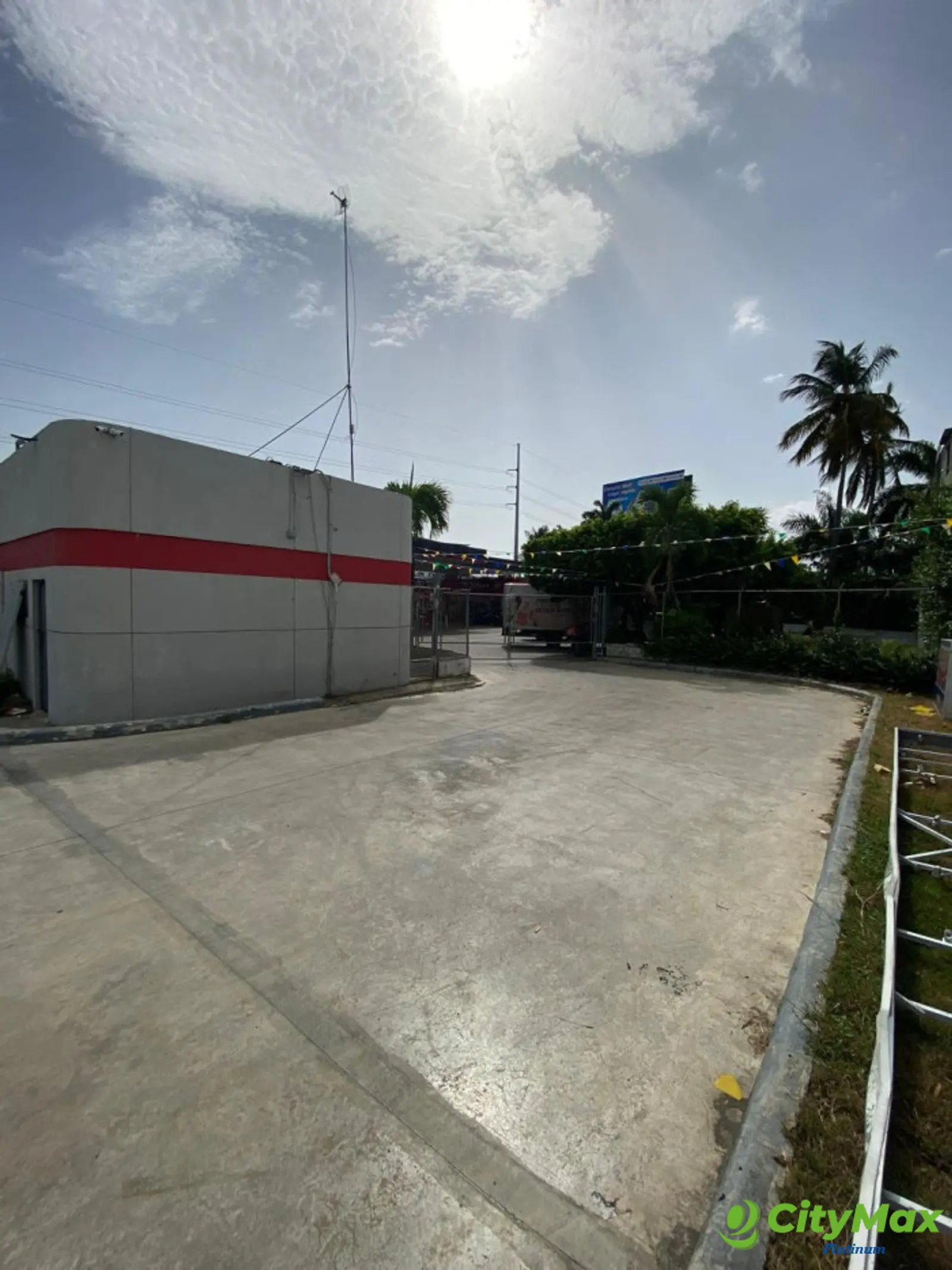 Local comercial en alquiler en la Autopista Duarte. - foto 6